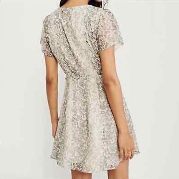 🎉😀CLEARANCE SALE😀🎉ABERCROMBIE & FITCH Snake Print Mini Wrap Dress Sz. S - Picture 2 of 10